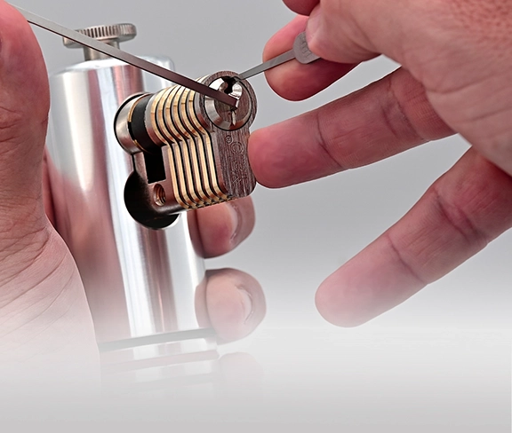 Cylinder holder picking station for lockpicking training