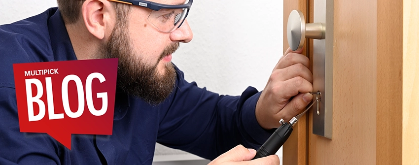 Man opens lock cylinder with electric pick Opening Electropick locking cylinder Lockpicking front door