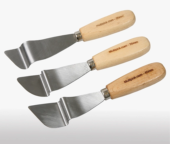 Spatule à insérer dans la feuillure de la porte